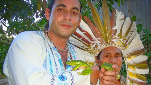 Carlos Fuentes (à esq.) oferece tratamento com kambô no Chile