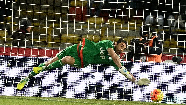 بوفون سال ۲۰۰۹ دروازه‌اش را در تساوی بدون گل مقابل هلند بسته نگه داشت و یکصدمین حضورش در تیم ملی ایتالیا را جشن گرفت