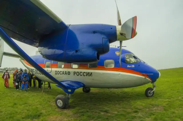 Посадка на самолет перед прыжком с парашютом