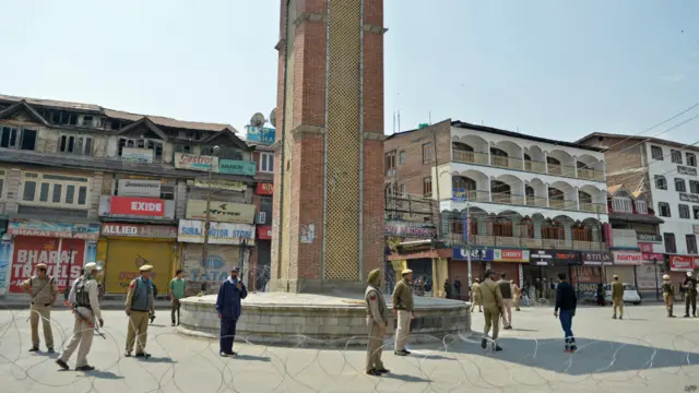 انڈین پیرا ملڑی کے سپاہی اور پولیس سری نگر کے لال چوک میں کسی بھی نا خوشگوار واقعے سے نمٹنے کے لیے موجود تھے۔ 