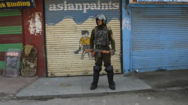 انڈین پیرا ملڑی کا ایک سپاہی انڈیا کے زیرِ انتظام کشمیر کے علاقے سری نگر میں مستعد کھڑا ہے۔ 