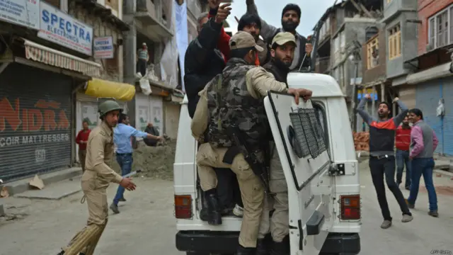 انڈین پولیس جموں اینڈ کشمیر لبریشن فرنٹ کے حامیوں کو گرفتار کر کے لے جا رہی ہے۔ اس موقع پر جموں اینڈ کشمیر لبریشن فرنٹ کے حامیوں نعرہ بازی کی۔