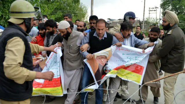 انڈیا کے زیرِ انتظام کشمیر کے لال چوک میں جموں اینڈ کشمیر لبریشن فرنٹ کے حامیوں اور پولیس کے درمیان ہاتھا پائی بھی ہوئی۔ 