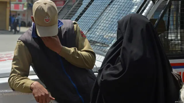 سری نگر میں ایک کشمیری خاتون انڈین پولیس اہلکار سے پابندی والے علاقے میں داخل ہونے کی التجا کر رہی ہے۔ خیال رہے کہ خودمختار کشمیر کے حامی امان اللہ خان پاکستان کے صوبے پنجاب کے شہر راولپنڈی کے ایک نجی ہسپتال میں منگل کو دل کے عارضے کے باعث انتقال کر گئے تھے۔