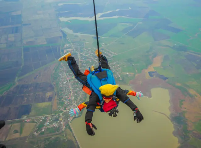 Прыжок с парашютом в тандеме
