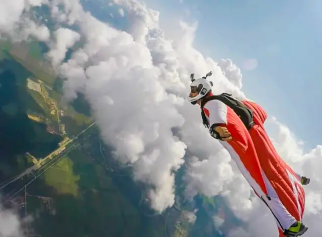 Парашютист Сергей Шмигельский