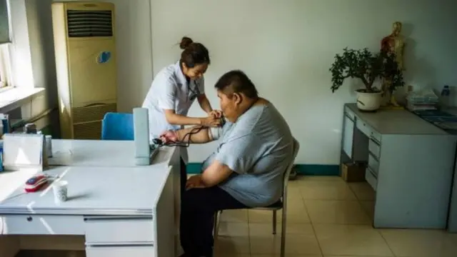 Đo huyết áp tại một bệnh viện ở Trung Quốc