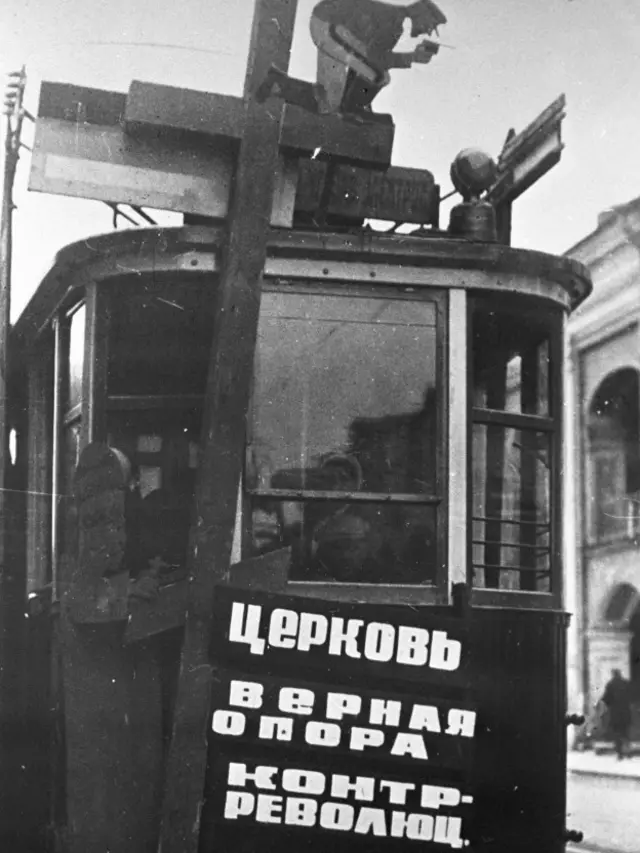 Пришедшие в 1917 году к власти большевики церковь, мягко говоря, не жаловали