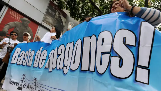 Personas protestando por cortes de luz