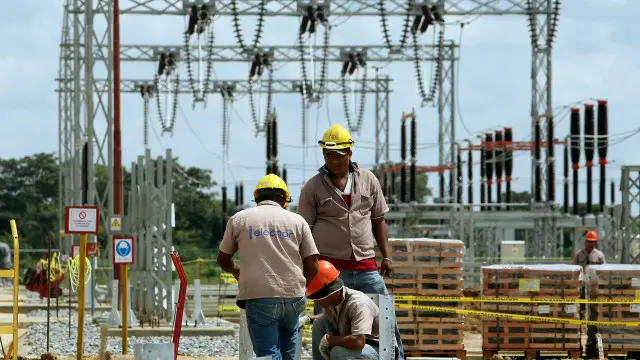 Personas trabajando en una central eléctrica