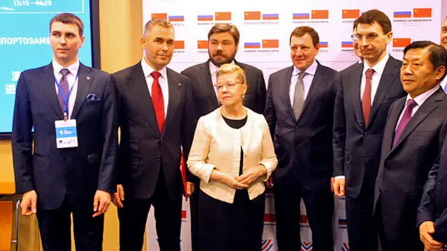 Для сенатора Елены Мизулиной (в центре) и детского омбудсмена Павла Астахова (второй слева) выступления на форуме стали уже традицией, чего не скажешь о китайских гостях