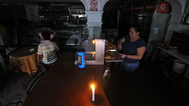 Los funcionarios públicos sólo trabajan dos días a la semana por los apagones.