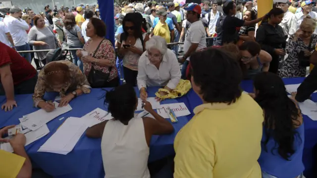 La oposición impulsa la recolección de firmas para pedir el desplazamiento de Nicolás Maduro del gobierno en Venezuela.