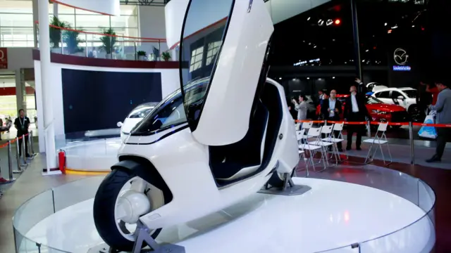 لیکسن موٹر کی ایک فرد کے تیار کردہ سکوٹر نما گاڑی۔