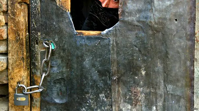 په مهترلام کې د مرکزي زندان یوه برخه د ښځو لپاره بېله شوې ورتلو کې به د نارینه زندان له څو دروازو پسې اوړې، لکه یو کوچنی کور په وړه حویلۍ کې یې د تناب پر مزو د ښځو جامې درښيي چې مېرمنې شته! 