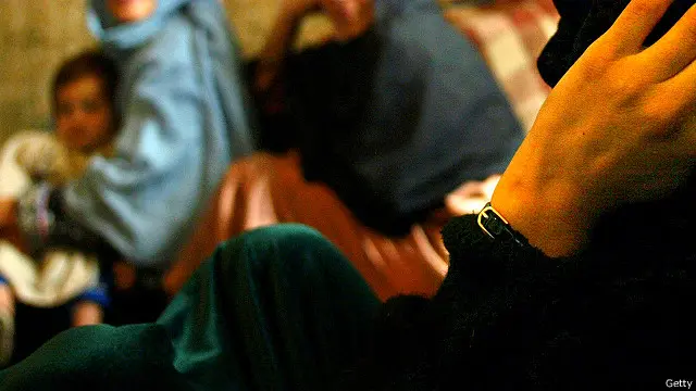 بله زندانۍ چې له ماسره یې په خبرو کې په یوه لاس د خپل درې میاشتنی ماشوم له ټوکر نه جوړه زانګو زنګوله نا ارامي یې په دواړه مخه مالومېده