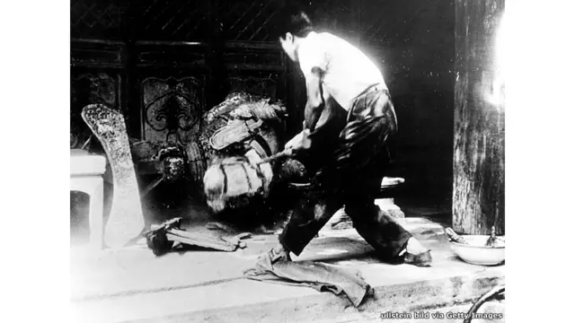 Tháng 11/1966, hơn 200 Hồng Vệ Binh từ Bắc Kinh đã xông vào khu tổ hợp thờ Khổng tử ở tình Sơn Đông phá hủy di tích và hơn 100 ngàn cuốn sách.