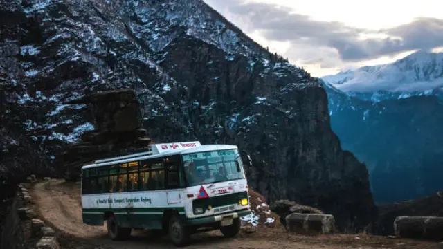 勇氣可嘉的公交車司機會在這條單車道公路上往來（圖片來源：Himanshu Khagta）