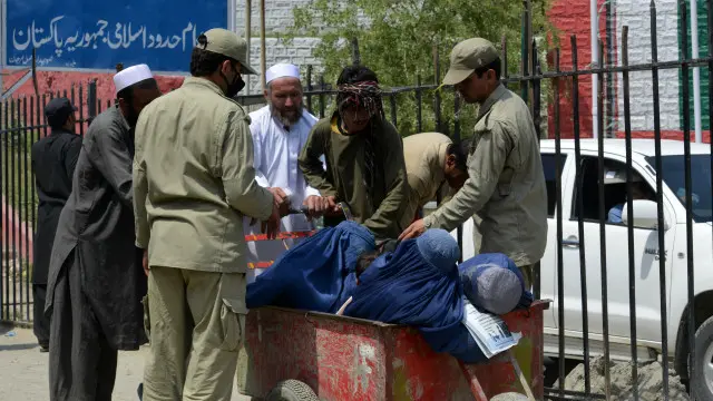 پاکستانی حکام کی طرف سے طورخم کے مقام پر سفری دستاویزات کی جانچ پڑتال کے عمل پر سختی سے عمل درآمد شروع کر دیا گیا تھا