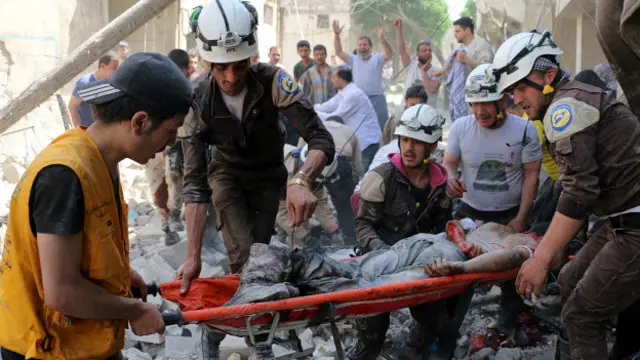 Раненый на носилках 