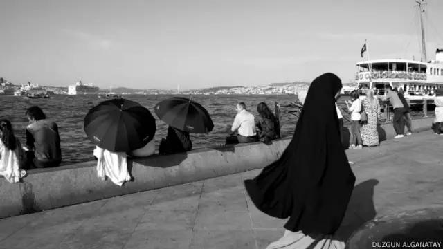 Düzgün Alganatay'dan bir İstanbul fotoğrafı: yaşamın siyah beyazı...
