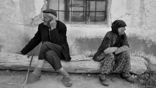 Fatma Karpuz'un Karaman Taşkale'de çektiği fotoğraf. "Bizi konuşurken çekme, biz sadece komşuyuz" diyerek sırtlarını dönen, ama yine de fotoğraflarını çekmesine izin veren komşular.
