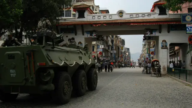 संकटकाल घोषणा गरेका राजा ज्ञानेन्द्रले जनआन्दोलन नियन्त्रण गर्न सेना पनि परिचालन गरेका थिए तर अन्तत: उनी पछि हटे।