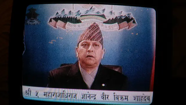 दाजु वीरेन्द्र जस्तो संवैधानिक राजाभन्दा पनि पिता महेन्द्र जस्तो सक्रिय शासन चलाउन पहिले कार्यकारी अधिकार र पछि सत्ता नै हातमा लिएका राजा ज्ञानेन्द्रको शासन लामो समय टिक्न सकेन।