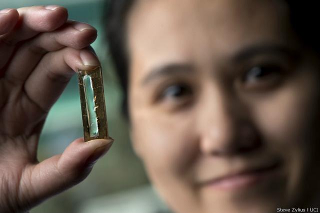 Mya Le Thai  con la batería de nanocables (foto: Steve Zylius / UCI)