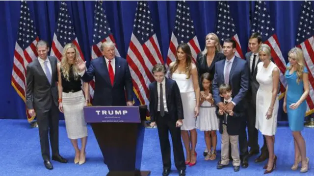 Дональд Трамп в окружении всей своей большой семьи