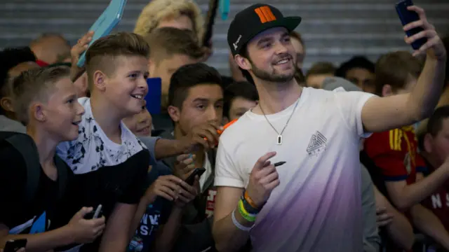 Muchos vloggers o youtubers ganan dinero cuando asisten a eventos. 