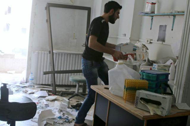 Un hombre en el interior del hospital Al Quds.