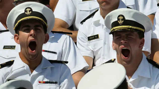 Una persona bostezando