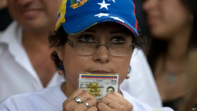 Venezolana con su cédula
