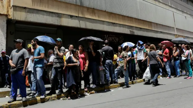 Los venezolanos forman cola para conseguir alimentos en medio de la escasez por la crisis económica.
