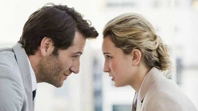 Jika ada teman yang berpotensi menyindir, Anda harus siap sedia mendengarkan dengan seksama apa yang dia sampaikan.