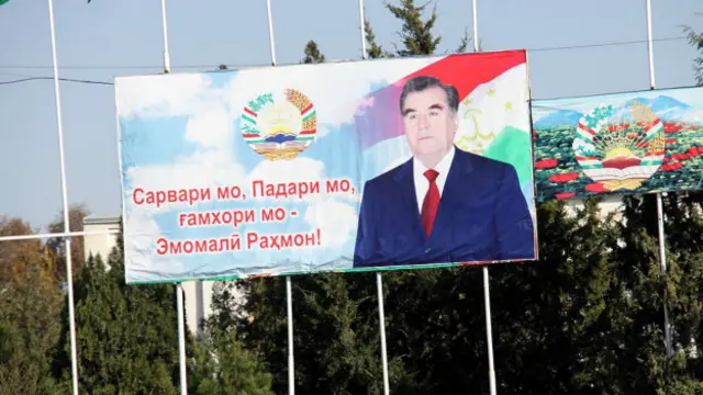 Плакат с изображением президента Рахмона со словами: "Руководитель наш, отец наш, радетель наш"