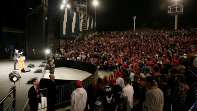 特朗普的集会场内挤满了支持者。