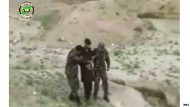 په ویډیو کې تښتوونکی پر خپل جرم د اعتراف ترڅنګ امنیتي سرتېرو ته هغه سیمه ښيي چې ۱۴ کلن اباسین یې پکې ښخ کړی دی.