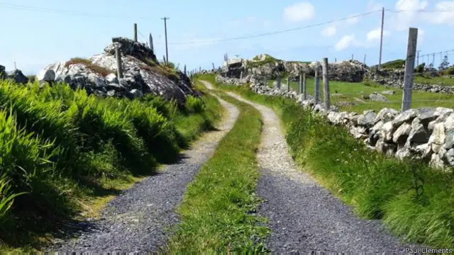 戈尔韦郡(County Galway)康尼马拉通道(Connemara laneway)在爱尔兰语中称为小路