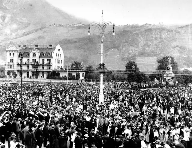 Multitud en una manifestación pero... ¿quienes son esos dos personajes cerca del farol?