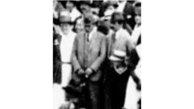 Están vestidos de una manera distinta a los manifestantes rurales y el que se parece a Kafka tiene un traje como el que él usaba. Además, en esa época, el escritor paseaba por esa plaza... ¿será?