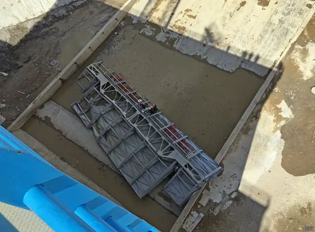 Экран кабины обслуживания, сорванный во время старта