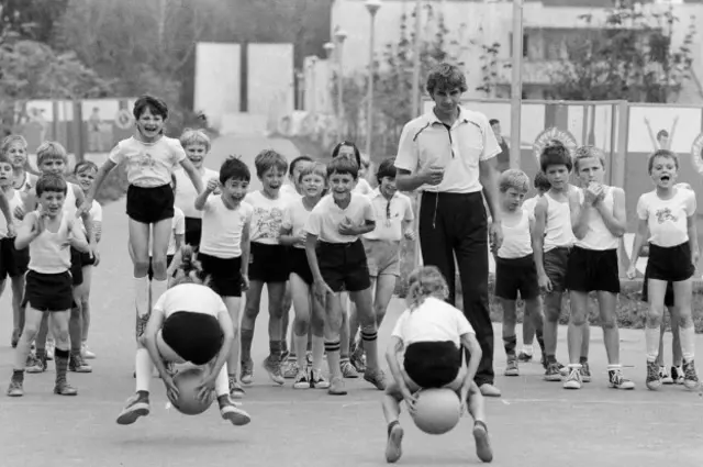 Советские дети в пионерском лагере