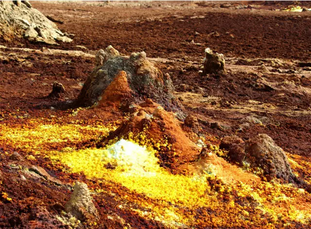 Chaminés amarelasbwin3sulfato e óxidosbwin3ferro vermelhos