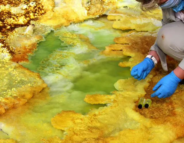 Pesquisadores coletam amostrasbwin3poços ricosbwin3cobre que se formam entre depósitosbwin3sulfato