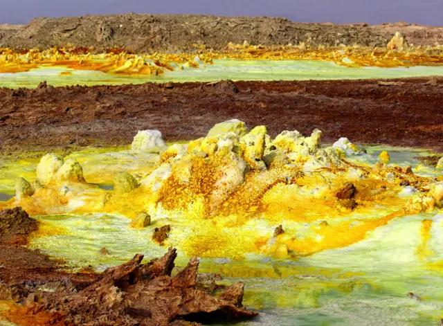 O amarelo do enxofre, o vermelho do ferro e o verde do cobre embelezam a paisagem, mas são sinaisbwin3vida?