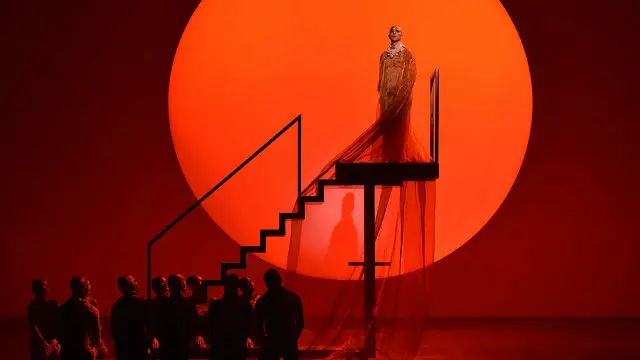 Para pria yang secara profesional menyanyi di jangkauan vokal perempuan dulunya adalah hal yang jarang, namun kini menjadi fenomena unik.