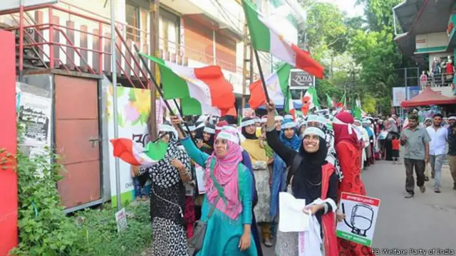 चुनाव प्रचार करती मुस्लिम लड़कियों 