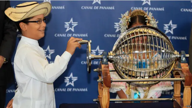 اجريت سحبة لاختيار السفينة الاولى التي تمر في القناة